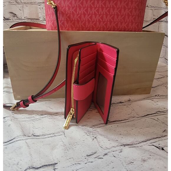 Michael Kors - Jet Set Crossbody with Wallet- Pink in color- Great condition - Picture 2 of 10